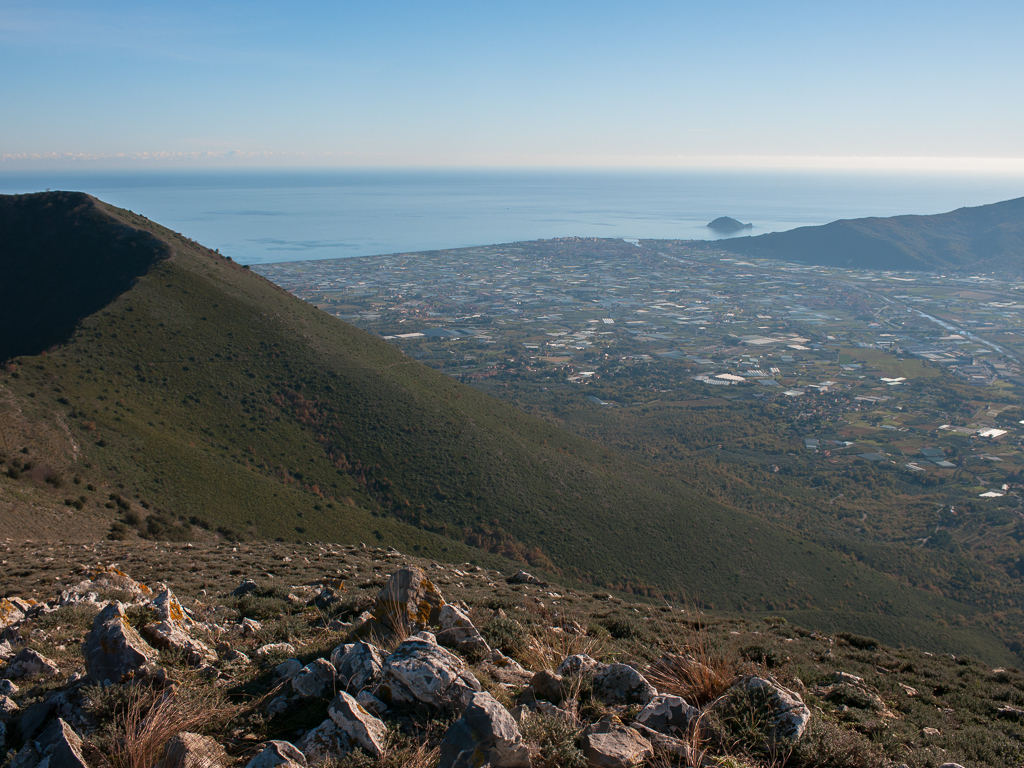 La piana di Albenga e la Gallinara da Pizzo Ceresa