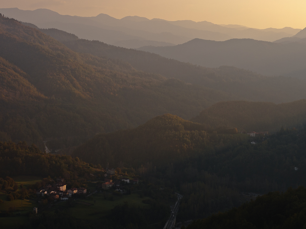 La bruma della sera: tramonto in Val Trebbia