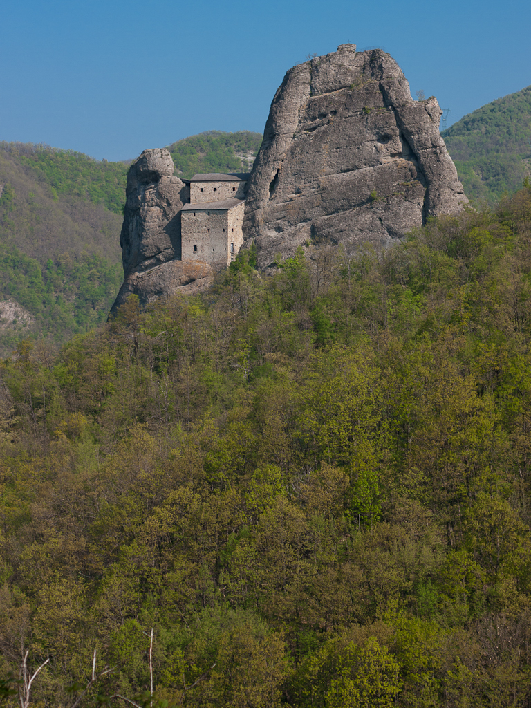 Castello della Pietra dal sentiero dei castellani
