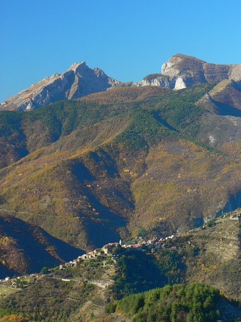 Triora con Pietravecchia e Toraggio dal passo della Teglia