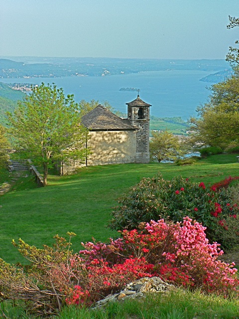 La chiesa di Vercio con il lago